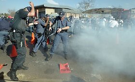 PAR policija granatomis vaikė prie&scaron; Baracką Obamą protestavusius žmones