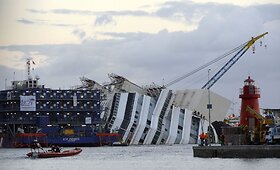 Italijoje pradėta kruizinio lainerio &bdquo;Costa Concordia&ldquo; i&scaron;kėlimo operacija
