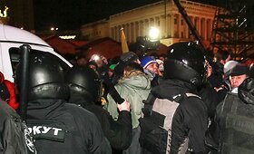 Ukrainos riau&scaron;ių milicija &scaron;iurk&scaron;čiai vaikė demonstrantus Kijeve