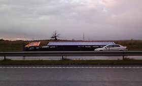 Nuo kelio vienas po kito lėkė vilkikai
