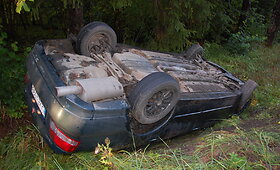 Tel&scaron;ių rajone apvirto &bdquo;Mitsubishi Galant&ldquo;
