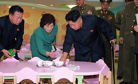 &Scaron;iaurės Korėjos lyderis Kim Jong Unas apžiūrinėja vaikų namus