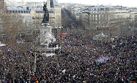 Minios žmonių Paryžiuje susirinko į solidarumo demonstraciją