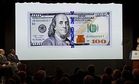 Pristatyta naujoji 100 JAV dolerių kupiūra