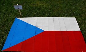 I&scaron; antrinių atliekų pagamintos NATO &scaron;alių vėliavos