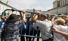Var&scaron;uvoje &ndash; neramumai dėl L.Kaczynskiui skirto kryžiaus