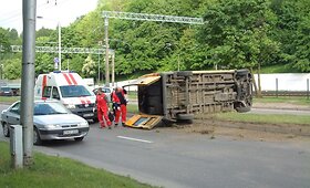 Kaune BMW taranavo mikroautobusą