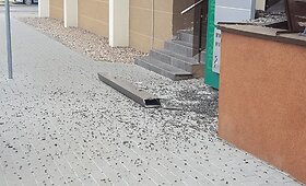 Vilniuje, Konstitucijos prospekte, nuo pastato nuvirto stiklo gabalas