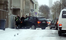 BMW rėžėsi į namo sieną