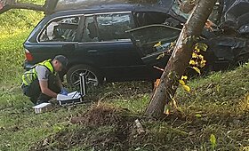 Jonavoje BMW nulėkė nuo kelio ir rėžėsi į medžius