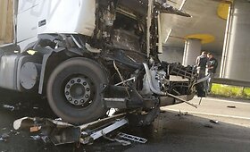 Kaune prie &bdquo;Megos&ldquo; susidūrė 3 vilkikai ir lengvasis automobilis