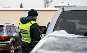 Kelių policininkai akcijoje &bdquo;&Scaron;varus vairuotojas&ldquo; dovanojo plovyklos kuponus