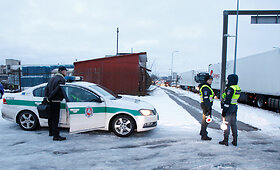 Europos prospekte Kaune policija tikrino vairuotojų blaivumą