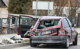 Dviguba avarija Karmėlavoje sustabdė eismą