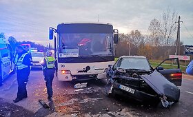 Netoli Jonavos susidūrė &bdquo;Audi&ldquo; ir autobusas