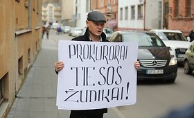 Prie teismo rūmų protestas dėl N.Venckienės sulaikymo