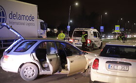 Kaune neblaivios moters ir policijos pareigūnų avarija