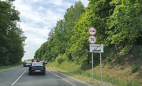 Avarija pakaunėje: po susidūrimo apvirto automobilis