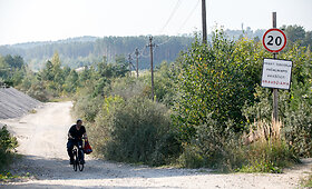 Bartonių bėdos: dulkėtas kelias