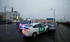 Kaune &bdquo;Toyota&ldquo; rėžėsi į stovinčius automobilis