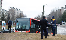 Kauno Jotvingių gatvėje nuo kelio nuvažiavo mar&scaron;rutinis autobusas