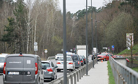 Kaune moters vairuojamas golfas &bdquo;pakibo&ldquo; ant kelio atitvarų