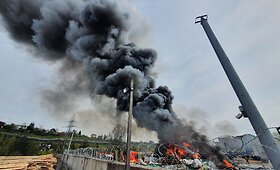 Kaune liepsnoja metalo laužo supirktuvė
