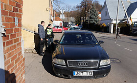 Kaune nuo policijos spruko &bdquo;Audi&ldquo;