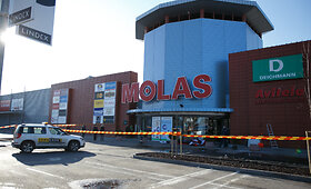 Kaune i&scaron; prekybos centro pagrobtas bankomatas