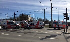 Kaune po BMW smūgio į greitukę sužaloti trys medikai