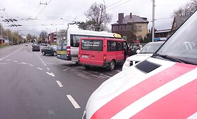 Kaune į avariją pateko keleivinis mikroautobusas