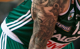 Pasipuo&scaron;ęs naujomis tatuiruotėmis Robertas Javtokas grįžo į aik&scaron;tę