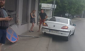 Kaune &bdquo;Peugeot&ldquo; trenkėsi į namo sieną
