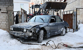 Ant bėgių pastatytą BMW taranavo traukinys