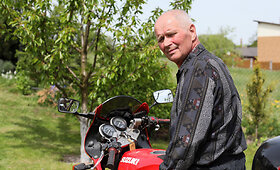 Septyniasde&scaron;imtmetį at&scaron;ventęs Vytautas i&scaron; rankų nepaleidžia motociklo vairo