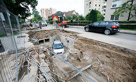 Kaune į remontuojamą &scaron;iluminę trasą įlėkė automobilis