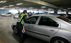 Kauno policininkai dalino stovėjimo laiką žyminčius laikrodžius
