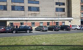 Kaune BMW trenkėsi į stovinčius automobilius