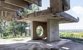 Nuotraukose įamžintos sovietinės stotelės &ndash; brutalios, i&scaron;skirtinės ir griūvančios
