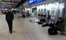 &bdquo;Wizz Air&ldquo; klientai Lutono oro uoste naktį praleido kaip valkatos