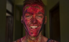 Spalvingas meilės mū&scaron;is Holi &scaron;ventėje Nepale