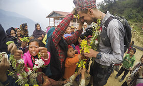 Atokiame Nepalo kaime lietuviai tapo Kalėdų seniais &ndash; dovanomis apdalino visus