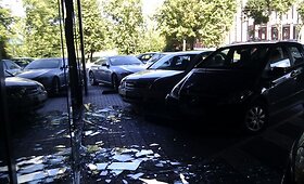 Kaune automobilis įvažiavo į stiklinį pastato fasadą