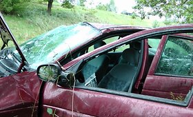 Rugsėjo 1-ąją Kauno rajone nuo skardžio nulėkė &bdquo;Renault&ldquo;
