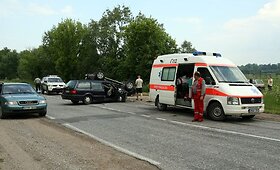 Kelyje Kaunas-Prienai per avariją apvirto visureigis