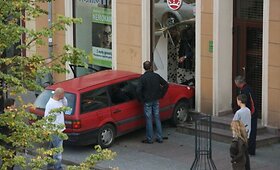 Automobilis rėžėsi į parduotuvę ir sužalojo dviratininką