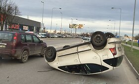 Per avariją Kaune apsivertė &bdquo;Mercedes&ldquo;