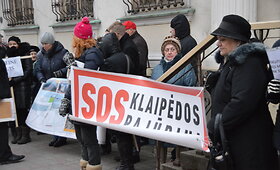 Prie&scaron; uosto plėtrą: klaipėdiečiai rinkosi prie Klaipėdos savivaldybės
