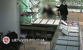 Apiplė&scaron;imas Plungės juvelyrinėje parduotuvėje: i&scaron;ai&scaron;kinti nusikaltėliai