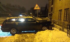 Klaipėdoje "Peugeot" rėžėsi į stulpą